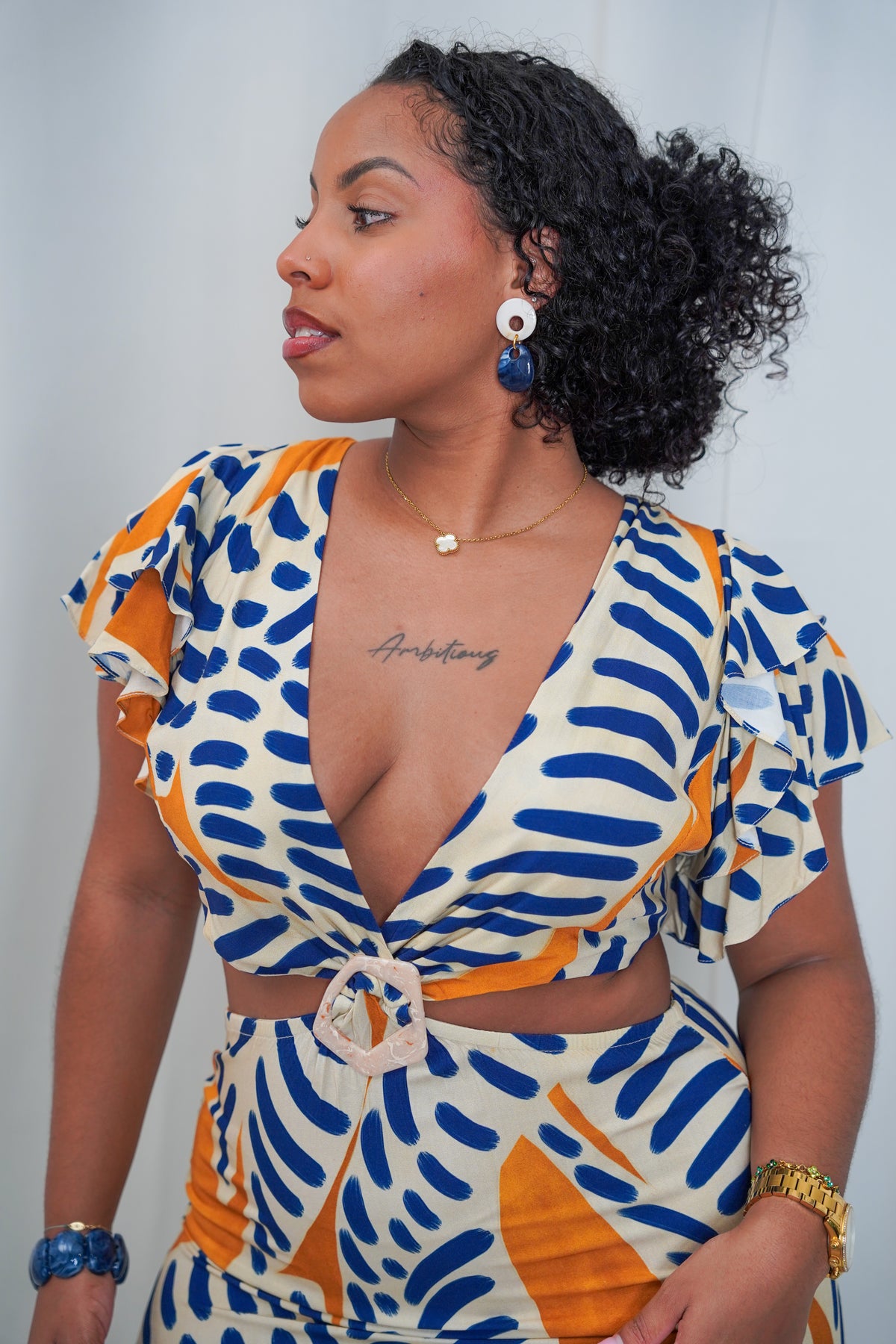 Robe longue nouée à manches volantées