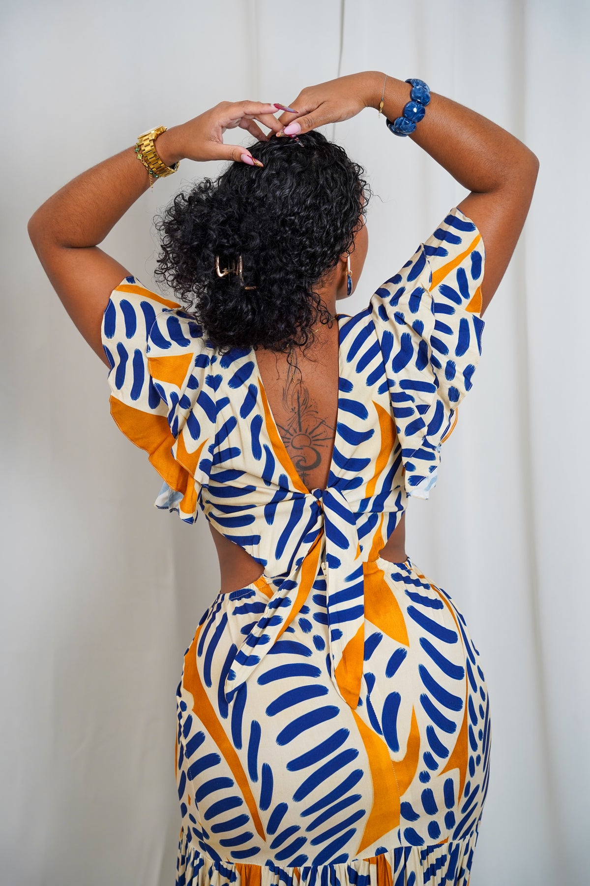Robe longue nouée à manches volantées
